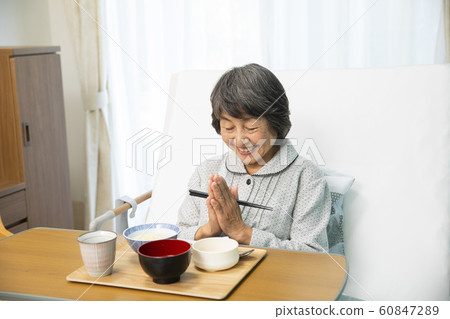 婦女祖母高級醫院護理機構日間服務醫院食品護理食品餐食 60847289