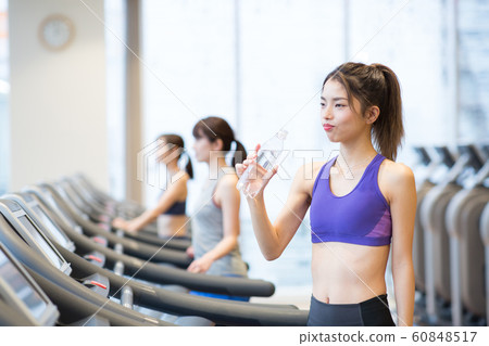婦女去健身房 婦女去健身房 60848517