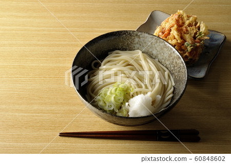 Udon noodles 60848602