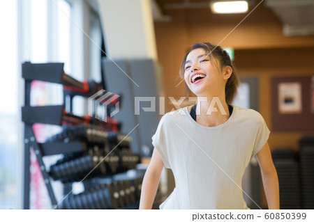 Women going to the gym 60850399