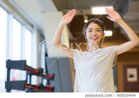 Women going to the gym 60850494