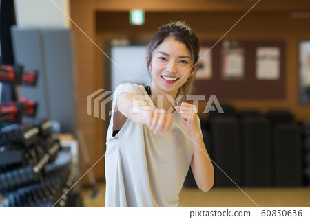 Women going to the gym 60850636