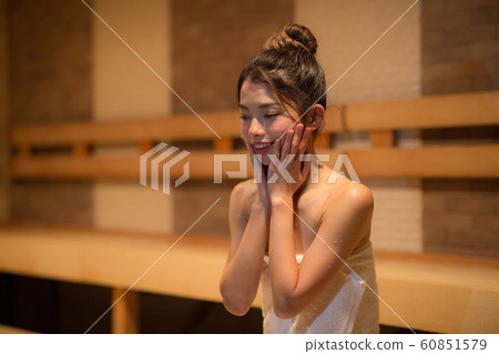 進入桑拿的女人 進入桑拿的女人 60851579