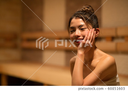 進入桑拿的女人 進入桑拿的女人 60851603