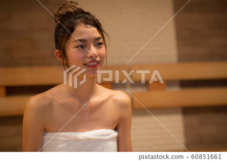 Woman entering the sauna 60851661