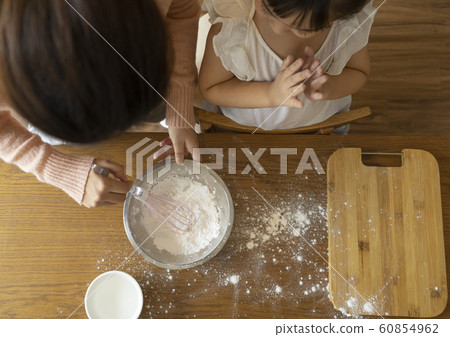 Parents and children Lifestyle Making sweets 60854962