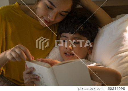 Parent / Child Lifestyle Reading 60854998