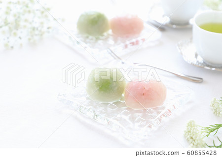 Kuzumanju of broad bean and cherry bean paste 60855428