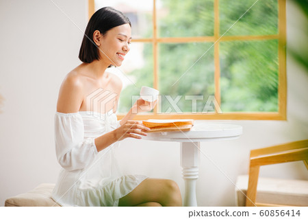 Woman Tea Time Reading 60856414