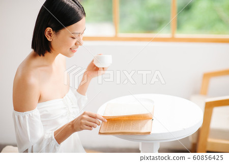女人下午茶時間閱讀 60856425