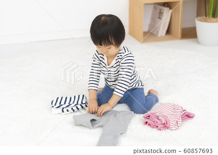 折疊衣服的2歲兒童 折疊衣服的2歲兒童 60857693