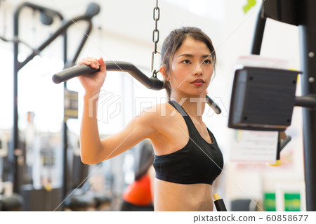婦女去健身房 60858677