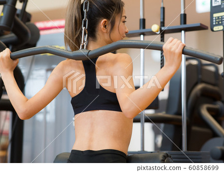 婦女去健身房 60858699