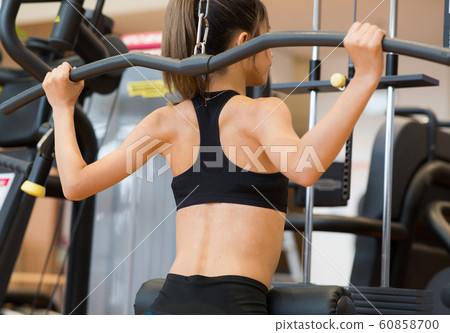 婦女去健身房 婦女去健身房 60858700