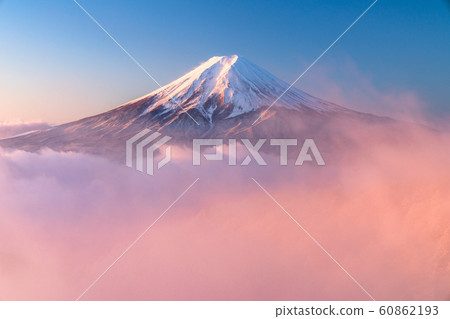 [Yamanashi Prefecture] Mt. Fuji, large sea of clouds in the morning 60862193