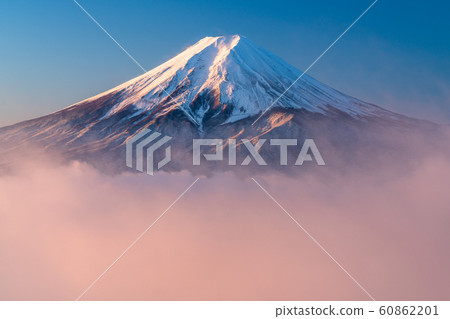 [Yamanashi Prefecture] Mt. Fuji, large sea of clouds in the morning 60862201