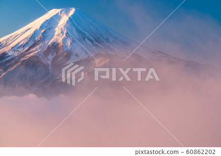 [Yamanashi Prefecture] Mt. Fuji, large sea of clouds in the morning 60862202