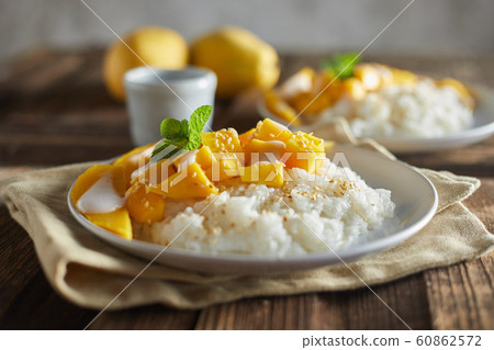 Mango with sticky rice , Thai dessert . 60862572
