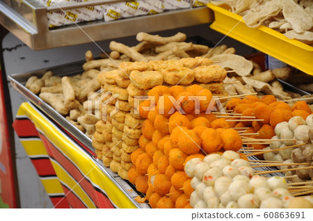 Sausages and other processed foods are pecked with skewers and served. Sell by street hawkers in the night market. Sausages and other processed foods are pecked with skewers and served. Sell by street hawkers in the night market. 60863691