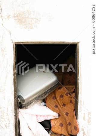 White warehouse litter 60864258