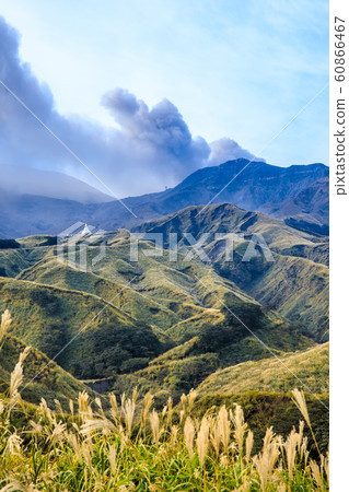 Autumn scenery and autumn leaves of Mt. Aso from Sensuikyo mountain trail [Aso City, Kumamoto Prefecture] 60866467