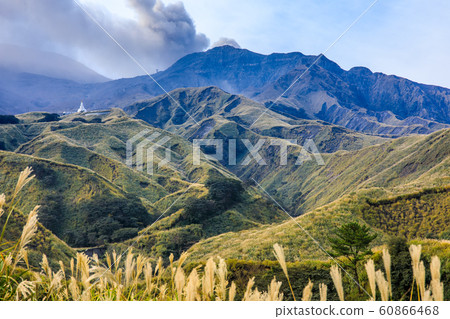 Autumn scenery and autumn leaves of Mt. Aso from Sensuikyo mountain trail [Aso City, Kumamoto Prefecture] 60866468