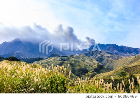 Autumn scenery and autumn leaves of Mt. Aso from Sensuikyo mountain trail [Aso City, Kumamoto Prefecture] 60866469
