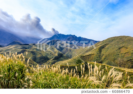 Autumn scenery and autumn leaves of Mt. Aso from Sensuikyo mountain trail [Aso City, Kumamoto Prefecture] 60866470