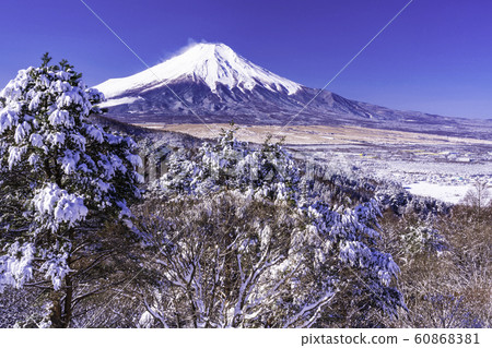 (Yamanashi Prefecture) Mt. Fuji seen from the snow-covered Nijukuma Pass 60868381