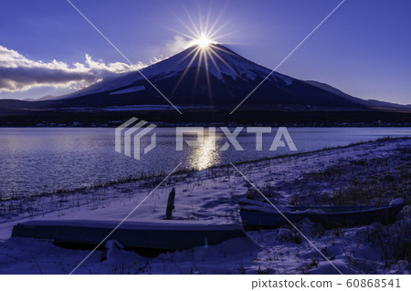 (Yamanashi Prefecture) Diamond Fuji in Yamanakako 60868541