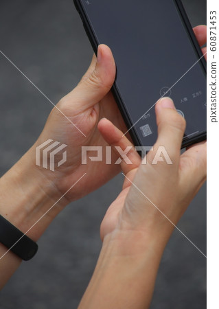 拿著智能手機 拿著智能手機 60871453