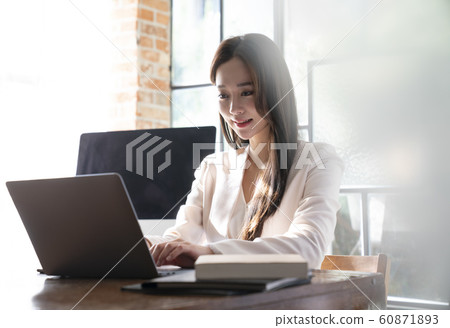 Business meeting 60871893