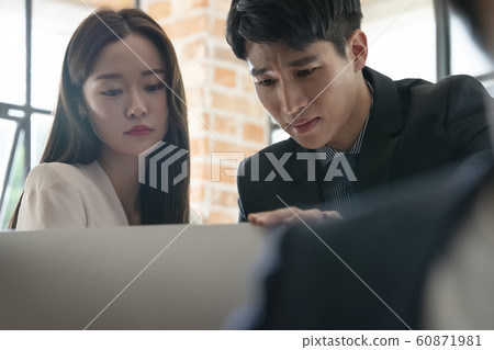 Business meeting 60871981