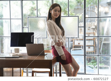 Business meeting woman 60872127