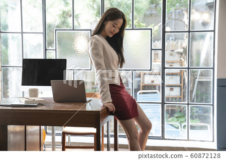 Business meeting woman 60872128