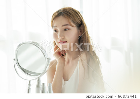 Beauty woman with mirror Beauty woman with mirror 60872441