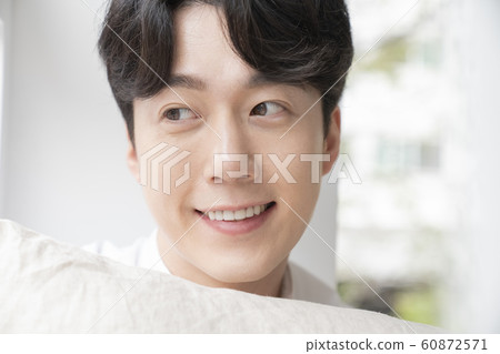 男子休息白 男子休息白 60872571
