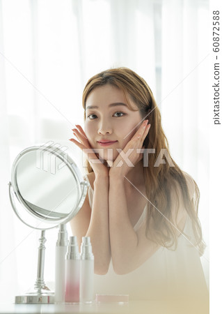 Beauty woman with mirror 60872588