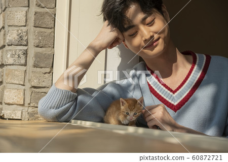 週末休息的人 60872721