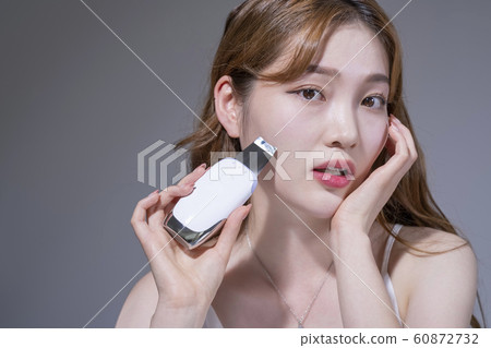 Beauty utensil woman 60872732