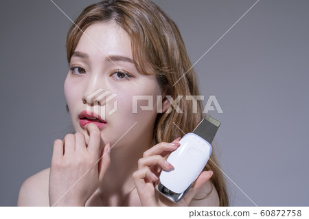 美容用具的女人 60872758
