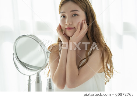 鏡子的美麗女人 60872763