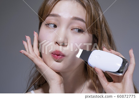 Beauty utensil woman 60872775