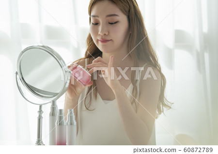 Beauty woman with mirror Beauty woman with mirror 60872789