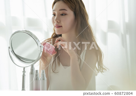 鏡子的美麗女人 60872804