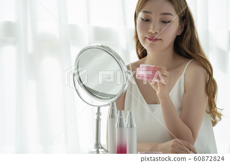 鏡子的美麗女人 60872824