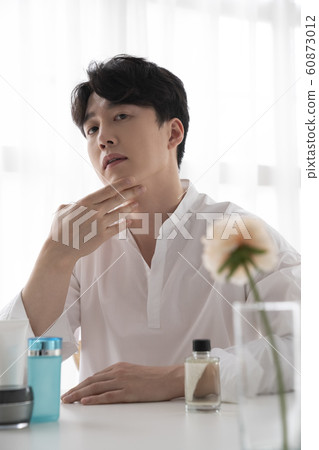 男人的美麗白花 60873012
