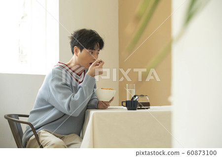 週末休息的人 60873100