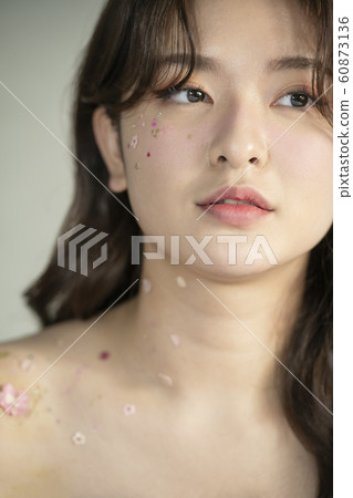 室內的女人美 60873136