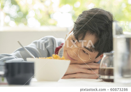 週末休息的人 60873286